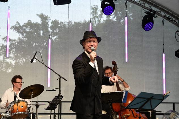 Roger Pabst & The Sinatra Syndicats bei der 16. Dresdner Schlössernacht 2026 an den Elbschlössern. Dresden, 25.07.2026 *** Roger Pabst and The Sinatra Syndicats at the 16th Dresden Castle Night 2026 at the Elbe Castles in Dresden, July 25, 2026 Copyright: xMatthiasxWehnertx