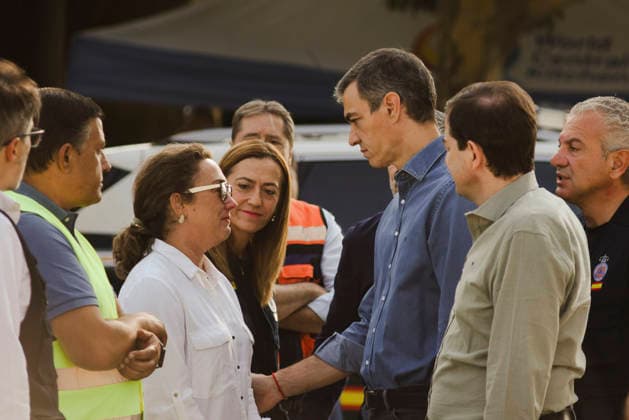 Sánchez Visits the PMA in Navaluenga, Ávila. Prime Minister Pedro Sánchez, accompanied by the president of the Regional Government of Castile and León, Alfonso Fernández Manueco, and the Government Delegate in Castile and León, Nicanor Sen d, during a visit to the Forward Command Post (PMA) set up to manage the firefighting efforts for the Burgohondo wildfire, on July 27, 2026, in Navaluenga, Ávila, Castile and León, Spain. Sánchez traveled this Sunday to the forward command post in the town of Navaluenga, Ávila, to see firsthand the progress of the fires affecting this province. JULY 26, 2026 FOREST FIRE in Navaluenga, ÃÁvila, Castile and León, and in Navaluenga, Ávila, Castile and León, Spain  Copyright: xMateoxLanzuelax 7688245