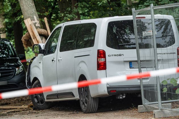 Tatort CSD-Anschlag am Ahornsteig im Tiergarten, Citroen Transporter krachte hier gestern Abend vor einen Baum, Berlin, 26. Juli 2026 Deutschland, Berlin, 26. Juli 2026, Tatort CSD-Anschlag am Ahornsteig im Tiergarten, Citroen Transporter krachte hier gestern Abend vor einen Baum, Polizei untersucht Transporter und Anschlagsort, eine Absperrung riegelt den Bereich ab, Szene am Sonntagmorgen um 10 Uhr, 12 Stunden nach dem Terroranschlag, bei dem ein Mensch starb und weitere teils schwer verletzt wurden, *** Crime Scene: CSD Attack on Ahornsteig in the Tiergarten; a Citroën van crashed into a tree here last night, Berlin, July 26, 2026, Germany, Berlin, July 26, 2026, Crime Scene: CSD Attack on Ahornsteig in the Tiergarten, A Citroën van cras