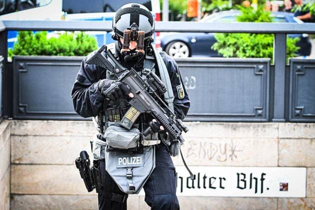 Anschag in Berlin Auto rast in Menschenmenge - CSD in Berlin ** NUR FÜR REDAKTIONELLE ZWECKE ** EDITORIAL USE ONLY **<p>Schwer bewaffnete Spezialkräfte der Polizei sperren sämtliche Zugänge zum S-Bahnhof Anhalter Bahnhof in Berlin ab. Unter Hochdruck fahndet die Polizei nach dem mutmaßlichen Fahrer, der einen weißen Wagen in eine Menschenmenge unweit des Christopher Street Days (CSD) gefahren hat. ., fotografiert am 26.07.2026 in Berlin. Berlin Berlin Berlin Copyright: MaurizioxGambarini *** Incident in Berlin: Car Plows Into Crowd at CSD in Berlin ** FOR EDITORIAL USE ONLY ** EDITORIAL USE ONLY ** Heavily armed police special forces are blocking all entrances to the Anhalter Bahnhof S-Bahn station in Berlin. Police are conducting an Copyright: MaurizioxGambarini doc86vr2e8vlbtxtyw7p1m ,EDITORIAL USE ONLY