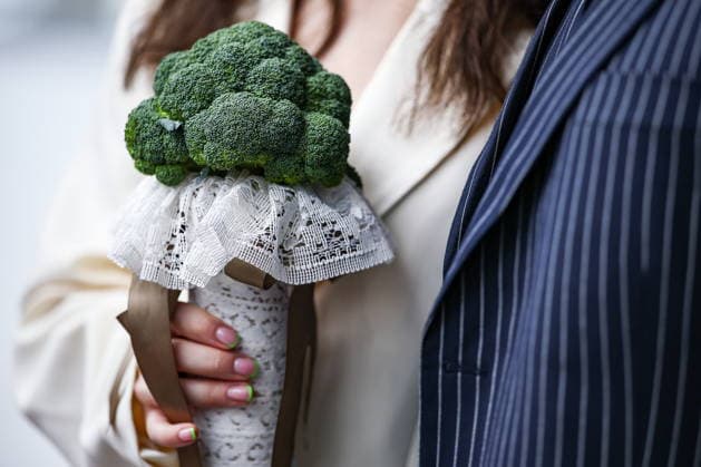RUSSIA, MOSCOW - JULY 26, 2026: A bride holds a broccoli bouquet ahead of a wedding ceremony at the Sun of Moscow Ferris wheel at the VDNKh exhibition centre and park. Mikhail Tereshchenko TASS  95477492