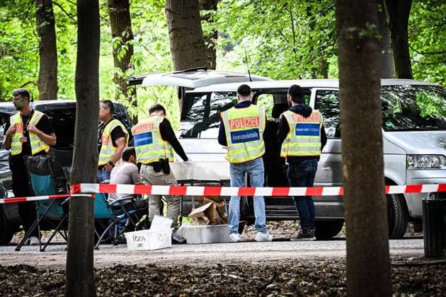 Anschag in Berlin Auto rast in Menschenmenge - CSD in Berlin ** NUR FÜR REDAKTIONELLE ZWECKE ** EDITORIAL USE ONLY **<p>Ein zerstörtes weißes Fahrzeug steht im Bereich des Tiergartens, wo es einen Baum gerammt hatte. Polizisten Untersuchen den Tatort. Am Rande des Christopher Street Day in Berlin war das Fahrzeug in eine Menschenmenge gefahren. Dabei wurde eine Frau getötet, 16 weitere Menschen verletzt., fotografiert am 26.07.2026 in Berlin. Berlin Berlin Berlin Copyright: MaurizioxGambarini *** Berlin: Car Plows Into Crowd at CSD in Berlin ** FOR EDITORIAL USE ONLY ** EDITORIAL USE ONLY ** p A wrecked white vehicle sits in the Tiergarten area, where it had crashed into a tree. Police officers are investigating the scene. On the outski Copyright: MaurizioxGambarini doc86vr56ckv901fkiogic6 ,EDITORIAL USE ONLY