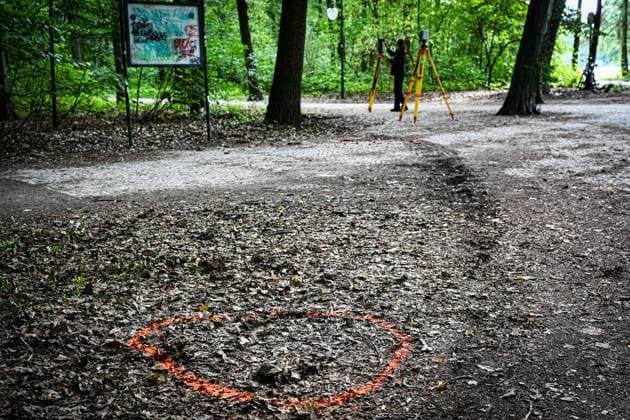 Anschag in Berlin Auto rast in Menschenmenge - CSD in Berlin ** NUR FÜR REDAKTIONELLE ZWECKE ** EDITORIAL USE ONLY **<p>Ein zerstörtes weißes Fahrzeug steht im Bereich des Tiergartens, wo es einen Baum gerammt hatte. Polizisten Untersuchen den Tatort. Am Rande des Christopher Street Day in Berlin war das Fahrzeug in eine Menschenmenge gefahren. Dabei wurde eine Frau getötet, 16 weitere Menschen verletzt., fotografiert am 26.07.2026 in Berlin. Berlin Berlin Berlin Copyright: MaurizioxGambarini *** Berlin: Car Plows Into Crowd at CSD in Berlin ** FOR EDITORIAL USE ONLY ** EDITORIAL USE ONLY ** p A wrecked white vehicle sits in the Tiergarten area, where it had crashed into a tree. Police officers are investigating the scene. On the outski Copyright: MaurizioxGambarini doc86vr48at9o4uboa4p0o ,EDITORIAL USE ONLY