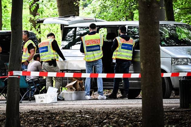 Anschag in Berlin Auto rast in Menschenmenge - CSD in Berlin ** NUR FÜR REDAKTIONELLE ZWECKE ** EDITORIAL USE ONLY **<p>Ein zerstörtes weißes Fahrzeug steht im Bereich des Tiergartens, wo es einen Baum gerammt hatte. Polizisten Untersuchen den Tatort. Am Rande des Christopher Street Day in Berlin war das Fahrzeug in eine Menschenmenge gefahren. Dabei wurde eine Frau getötet, 16 weitere Menschen verletzt., fotografiert am 26.07.2026 in Berlin. Berlin Berlin Berlin Copyright: MaurizioxGambarini *** Berlin: Car Plows Into Crowd at CSD in Berlin ** FOR EDITORIAL USE ONLY ** EDITORIAL USE ONLY ** p A wrecked white vehicle sits in the Tiergarten area, where it had crashed into a tree. Police officers are investigating the scene. On the outski Copyright: MaurizioxGambarini doc86vr48hm8yvwsanric6 ,EDITORIAL USE ONLY