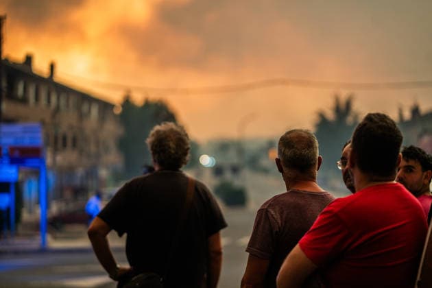 Fighting the Flames in La Adrada, Ávila: Several people watch the fire as firefighters work to extinguish the wildfire on July 25, 2026, in La Adrada, Ávila, Castile and León, Spain. La Adrada, one of the municipalities in the Tiétar Valley in Ávila, was evacuated as a precautionary measure this Saturday due to the advance of the severe Burgohondo fire, which, along with the one in Madrid, has the surrounding population on edge and has already burned more than 45,000 hectares. JULY 26, 2026 FOREST FIRE César Vallejo Rodríguez La Adrada, Ávila, Castile and León La Adrada,Ávila, Castile and León, Spain  Copyright: xCÃ sarxVallejoxRodriguezx 7688259