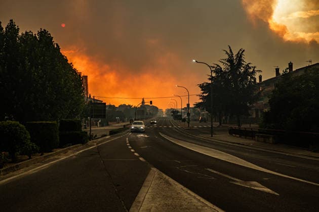 Fighting the Flames in La Adrada, Ávila: Flames from the wildfire, as of July 25, 2026, in La Adrada, Ávila, Castile and León, Spain. La Adrada, one of the municipalities in the Tiétar Valley in Ávila, was evacuated as a precautionary measure this Saturday due to the advance of the severe Burgohondo wildfire, which, along with the one in Madrid, has the surrounding population on edge and has already burned more than 45,000 hectares JULY 26, 2026 FOREST FIRE César Vallejo Rodríguez La Adrada, Ávila, Castile and León La Adrada,Ávila, Castile and León, Spain  Copyright: xCÃ sarxVallejoxRodriguezx 7688263