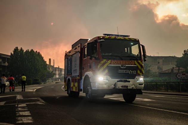 Fighting the Flames in La Adrada, Ávila: A fire truck during efforts to extinguish the wildfire on July 25, 2026, in La Adrada, Ávila, Castile and León, Spain. La Adrada, one of the municipalities in the Tiétar Valley in Ávila, was evacuated as a precautionary measure this Saturday due to the advance of the severe Burgohondo fire, which, along with the one in Madrid, has the surrounding population on edge and has already burned more than 45,000 hectares JULY 26, 2026 FOREST FIRE César Vallejo Rodríguez La Adrada, Ávila, Castile and León La Adrada,Ávila, Castile and León, Spain  Copyright: xCÃ sarxVallejoxRodriguezx 7688266