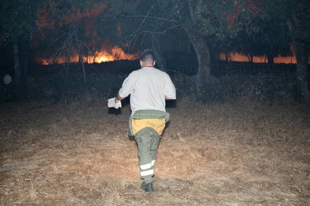 Fighting the Flames in La Adrada, Ávila: A person works to extinguish the wildfire on July 26, 2026, in La Adrada, Ávila, Castile and León, Spain. La Adrada, one of the municipalities in the Tiétar Valley in Ávila, was evacuated as a precautionary measure this Saturday due to the advance of the severe Burgohondo fire, which, along with the one in Madrid, has the surrounding population on edge and has already burned more than 45,000 hectares. JULY 26, 2026 FOREST FIRE (PIXELATED) César Vallejo Rodríguez La Adrada, Ávila, Castile and León La Adrada,Ávila, Castile and Leo Spain  Copyright: xCÃ sarxVallejoxRodriguezx 7688274