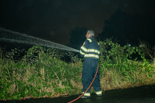 Fighting the Flames in La Adrada, Ávila: A person works to extinguish the wildfire on July 26, 2026, in La Adrada, Ávila, Castile and León, Spain. La Adrada, one of the municipalities in the Tiétar Valley in Ávila, was evacuated as a precautionary measure this Saturday due to the advance of the severe Burgohondo fire, which, along with the one in Madrid, has the surrounding population on edge and has already burned more than 45,000 hectares. JULY 26, 2026 FOREST FIRE (PIXELATED) César Vallejo Rodríguez La Adrada, Ávila, Castile and León La Adrada,Ávila, Castile and Leo Spain  Copyright: xCÃ sarxVallejoxRodriguezx 7688276