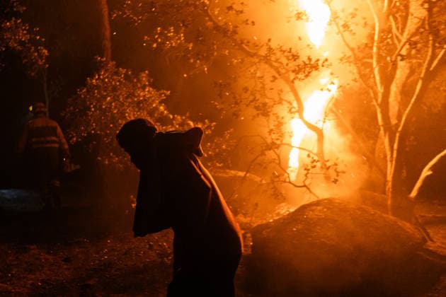 Fighting the Flames in La Adrada, Ávila: A person works to extinguish the wildfire on July 26, 2026, in La Adrada, Ávila, Castile and León, Spain. La Adrada, one of the municipalities in the Tiétar Valley in Ávila, was evacuated as a precautionary measure this Saturday due to the advance of the severe Burgohondo fire, which, along with the one in Madrid, has the surrounding population on edge and has already burned more than 45,000 hectares. JULY 26, 2026 FOREST FIRE (PIXELATED) César Vallejo Rodríguez La Adrada, Ávila, Castile and León La Adrada,Ávila, Castile and Leo Spain  Copyright: xCÃ sarxVallejoxRodriguezx 7688277
