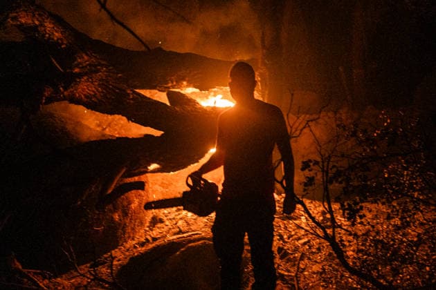Fighting the Flames in La Adrada, Ávila: A person works to extinguish the wildfire on July 26, 2026, in La Adrada, Ávila, Castile and León, Spain. La Adrada, one of the municipalities in the Tiétar Valley in Ávila, was evacuated as a precautionary measure this Saturday due to the advance of the severe Burgohondo fire, which, along with the one in Madrid, has the surrounding population on edge and has already burned more than 45,000 hectares. JULY 26, 2026 FOREST FIRE (PIXELATED) César Vallejo Rodríguez La Adrada, Ávila, Castile and León La Adrada,Ávila, Castile and Leo Spain  Copyright: xCÃ sarxVallejoxRodriguezx 7688281