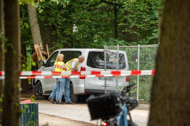 Tatort CSD-Anschlag am Ahornsteig im Tiergarten, Citroen Transporter krachte hier gestern Abend vor einen Baum, ein Mensch starb, Berlin, 26. Juli 2026 Deutschland, Berlin, 26. Juli 2026, Tatort CSD-Anschlag am Ahornsteig im Tiergarten, Citroen Transporter krachte hier gestern Abend vor einen Baum, Polizei untersucht Transporter und Anschlagsort, eine Absperrung riegelt den Bereich ab, Szene am Sonntagmorgen um 10 Uhr, 12 Stunden nach dem Terroranschlag, bei dem ein Mensch starb und weitere teils schwer verletzt wurden, *** Crime Scene: CSD Attack on Ahornsteig in the Tiergarten; a Citroën van crashed into a tree here last night; one person died; Berlin, July 26, 2026; Germany, Berlin, July 26, 2026; Crime Scene: CSD Attack on Ahornsteig in
