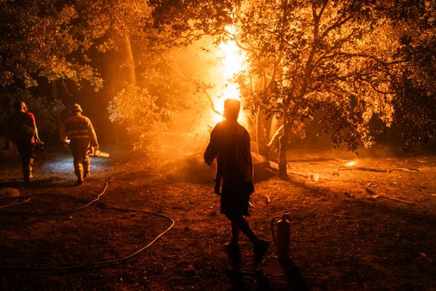 Fighting the Flames in La Adrada, Ávila: Several people are working to extinguish the wildfire, as of July 26, 2026, in La Adrada, Ávila, Castile and León, Spain. La Adrada, one of the municipalities in the Tiétar Valley in Ávila, was evacuated as a precautionary measure this Saturday due to the advance of the severe Burgohondo fire, which, along with the one in Madrid, has the surrounding population on edge and has already burned more than 45,000 hectares. JULY 26, 2026 FOREST FIRE (BLURRED IMAGE) César Vallejo Rodríguez La Adrada, Ávila, Castile and León La Adrada,Ávila, Castile and Leo Spain  Copyright: xCÃ sarxVallejoxRodriguezx 7688285