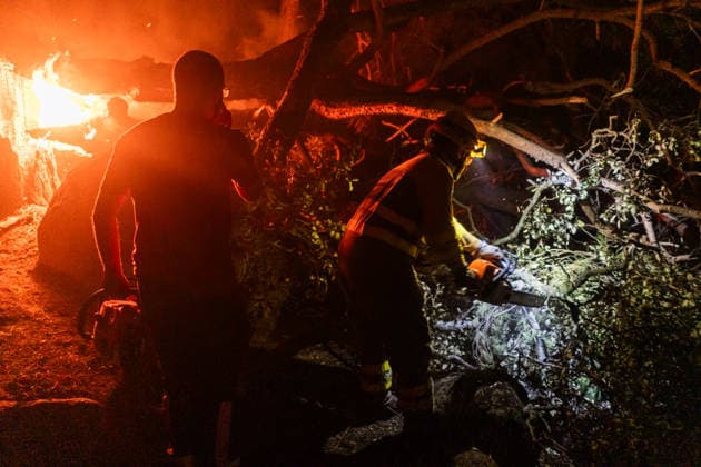 Fighting the Flames in La Adrada, Ávila: Several people are working to extinguish the wildfire, as of July 26, 2026, in La Adrada, Ávila, Castile and León, Spain. La Adrada, one of the municipalities in the Tiétar Valley in Ávila, was evacuated as a precautionary measure this Saturday due to the advance of the severe Burgohondo fire, which, along with the one in Madrid, has the surrounding population on edge and has already burned more than 45,000 hectares. JULY 26, 2026 FOREST FIRE (BLURRED IMAGE) César Vallejo Rodríguez La Adrada, Ávila, Castile and León La Adrada,Ávila, Castile and Leo Spain  Copyright: xCÃ sarxVallejoxRodriguezx 7688286