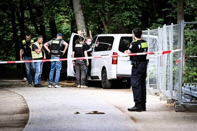 Anschag in Berlin Auto rast in Menschenmenge - CSD in Berlin ** NUR FÜR REDAKTIONELLE ZWECKE ** EDITORIAL USE ONLY **<p>Ein zerstörtes weißes Fahrzeug steht im Bereich des Tiergartens, wo es einen Baum gerammt hatte. Polizisten Untersuchen den Tatort. Am Rande des Christopher Street Day in Berlin war das Fahrzeug in eine Menschenmenge gefahren. Dabei wurde eine Frau getötet, 16 weitere Menschen verletzt., fotografiert am 26.07.2026 in Berlin. Berlin Berlin Berlin Copyright: MaurizioxGambarini *** Berlin: Car Plows Into Crowd at CSD in Berlin ** FOR EDITORIAL USE ONLY ** EDITORIAL USE ONLY ** p A wrecked white vehicle sits in the Tiergarten area, where it had crashed into a tree. Police officers are investigating the scene. On the outski Copyright: MaurizioxGambarini doc86vr8uigbtu11qynkic6 ,EDITORIAL USE ONLY