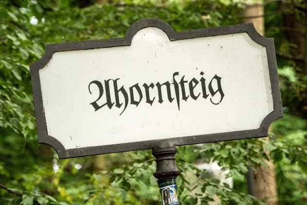 Tatort CSD-Anschlag am Ahornsteig im Tiergarten, Schild, Berlin, 26. Juli 2026 Deutschland, Berlin, 26. Juli 2026, Tatort CSD-Anschlag am Ahornsteig im Tiergarten, Schild, Terroranschlag, bei dem ein Mensch starb und weitere teils schwer verletzt wurden, *** Crime Scene: CSD Attack on Ahornsteig in Tiergarten, Schild, Berlin, July 26, 2026, Germany, Berlin, July 26, 2026, Crime Scene: CSD Attack on Ahornsteig in the Tiergarten, Schild, Terrorist attack in which one person died and others were injured, some seriously,