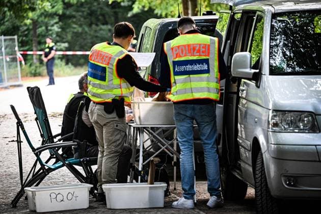Anschag in Berlin Auto rast in Menschenmenge - CSD in Berlin ** NUR FÜR REDAKTIONELLE ZWECKE ** EDITORIAL USE ONLY **<p>Ein zerstörtes weißes Fahrzeug steht im Bereich des Tiergartens, wo es einen Baum gerammt hatte. Polizisten Untersuchen den Tatort. Am Rande des Christopher Street Day in Berlin war das Fahrzeug in eine Menschenmenge gefahren. Dabei wurde eine Frau getötet, 16 weitere Menschen verletzt., fotografiert am 26.07.2026 in Berlin. Berlin Berlin Berlin Copyright: MaurizioxGambarini *** Berlin: Car Plows Into Crowd at CSD in Berlin ** FOR EDITORIAL USE ONLY ** EDITORIAL USE ONLY ** p A wrecked white vehicle sits in the Tiergarten area, where it had crashed into a tree. Police officers are investigating the scene. On the outski Copyright: MaurizioxGambarini doc86vrbn60vo51duajjoyy ,EDITORIAL USE ONLY