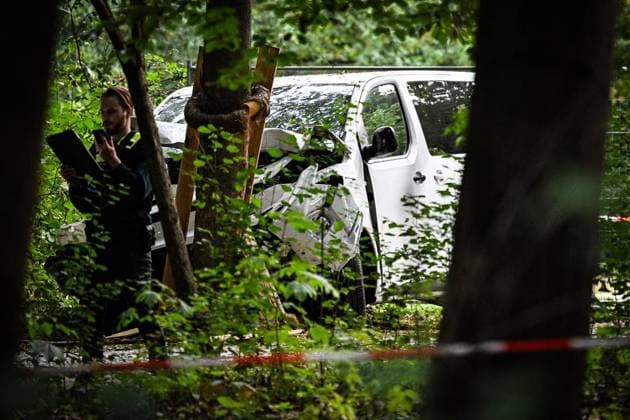 Anschag in Berlin Auto rast in Menschenmenge - CSD in Berlin ** NUR FÜR REDAKTIONELLE ZWECKE ** EDITORIAL USE ONLY **<p>Ein zerstörtes weißes Fahrzeug steht im Bereich des Tiergartens, wo es einen Baum gerammt hatte. Polizisten Untersuchen den Tatort. Am Rande des Christopher Street Day in Berlin war das Fahrzeug in eine Menschenmenge gefahren. Dabei wurde eine Frau getötet, 16 weitere Menschen verletzt., fotografiert am 26.07.2026 in Berlin. Berlin Berlin Berlin Copyright: MaurizioxGambarini *** Berlin: Car Plows Into Crowd at CSD in Berlin ** FOR EDITORIAL USE ONLY ** EDITORIAL USE ONLY ** p A wrecked white vehicle sits in the Tiergarten area, where it had crashed into a tree. Police officers are investigating the scene. On the outski Copyright: MaurizioxGambarini doc86vrbndgkck15x49cr4o ,EDITORIAL USE ONLY