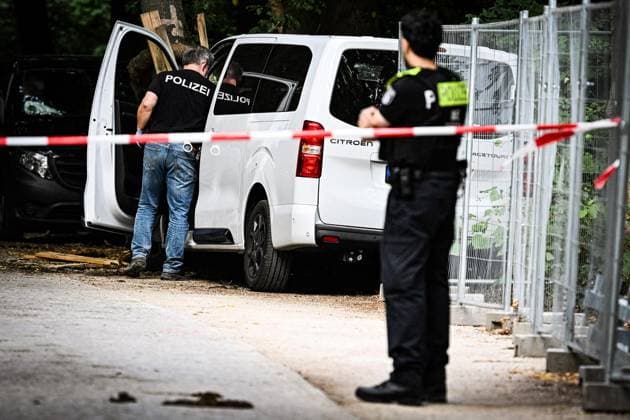 Anschag in Berlin Auto rast in Menschenmenge - CSD in Berlin ** NUR FÜR REDAKTIONELLE ZWECKE ** EDITORIAL USE ONLY **<p>Ein zerstörtes weißes Fahrzeug steht im Bereich des Tiergartens, wo es einen Baum gerammt hatte. Polizisten Untersuchen den Tatort. Am Rande des Christopher Street Day in Berlin war das Fahrzeug in eine Menschenmenge gefahren. Dabei wurde eine Frau getötet, 16 weitere Menschen verletzt., fotografiert am 26.07.2026 in Berlin. Berlin Berlin Berlin Copyright: MaurizioxGambarini *** Berlin: Car Plows Into Crowd at CSD in Berlin ** FOR EDITORIAL USE ONLY ** EDITORIAL USE ONLY ** p A wrecked white vehicle sits in the Tiergarten area, where it had crashed into a tree. Police officers are investigating the scene. On the outski Copyright: MaurizioxGambarini doc86vrbpeafip14tr28p5a ,EDITORIAL USE ONLY