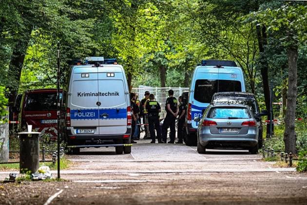 Anschag in Berlin Auto rast in Menschenmenge - CSD in Berlin ** NUR FÜR REDAKTIONELLE ZWECKE ** EDITORIAL USE ONLY **<p>Ein zerstörtes weißes Fahrzeug steht im Bereich des Tiergartens, wo es einen Baum gerammt hatte. Polizisten Untersuchen den Tatort. Am Rande des Christopher Street Day in Berlin war das Fahrzeug in eine Menschenmenge gefahren. Dabei wurde eine Frau getötet, 16 weitere Menschen verletzt., fotografiert am 26.07.2026 in Berlin. Berlin Berlin Berlin Copyright: MaurizioxGambarini *** Berlin: Car Plows Into Crowd at CSD in Berlin ** FOR EDITORIAL USE ONLY ** EDITORIAL USE ONLY ** p A wrecked white vehicle sits in the Tiergarten area, where it had crashed into a tree. Police officers are investigating the scene. On the outski Copyright: MaurizioxGambarini doc86vrg9qqcu9so6zvifp ,EDITORIAL USE ONLY