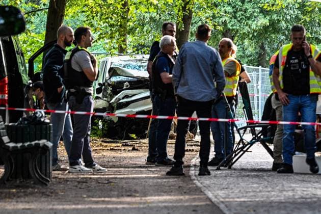 Anschag in Berlin Auto rast in Menschenmenge - CSD in Berlin ** NUR FÜR REDAKTIONELLE ZWECKE ** EDITORIAL USE ONLY **<p>Ein zerstörtes weißes Fahrzeug steht im Bereich des Tiergartens, wo es einen Baum gerammt hatte. Polizisten Untersuchen den Tatort. Am Rande des Christopher Street Day in Berlin war das Fahrzeug in eine Menschenmenge gefahren. Dabei wurde eine Frau getötet, 16 weitere Menschen verletzt., fotografiert am 26.07.2026 in Berlin. Berlin Berlin Berlin Copyright: MaurizioxGambarini *** Berlin: Car Plows Into Crowd at CSD in Berlin ** FOR EDITORIAL USE ONLY ** EDITORIAL USE ONLY ** p A wrecked white vehicle sits in the Tiergarten area, where it had crashed into a tree. Police officers are investigating the scene. On the outski Copyright: MaurizioxGambarini doc86vrga8qpxh1gla7uiev ,EDITORIAL USE ONLY