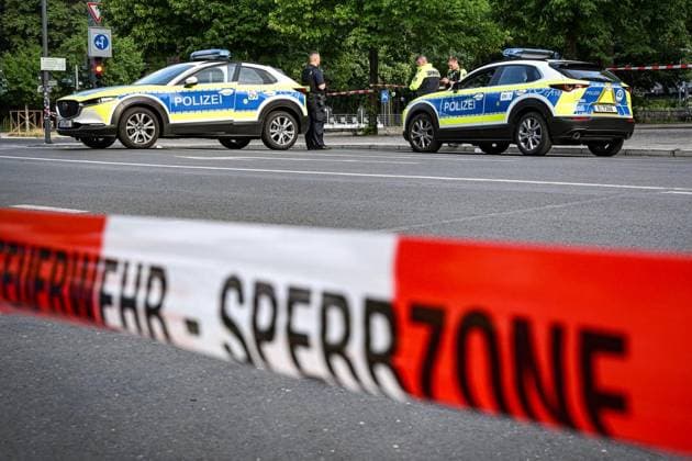 Anschag in Berlin Auto rast in Menschenmenge - CSD in Berlin ** NUR FÜR REDAKTIONELLE ZWECKE ** EDITORIAL USE ONLY **<p>Ein zerstörtes weißes Fahrzeug steht im Bereich des Tiergartens, wo es einen Baum gerammt hatte. Polizisten Untersuchen den Tatort. Am Rande des Christopher Street Day in Berlin war das Fahrzeug in eine Menschenmenge gefahren. Dabei wurde eine Frau getötet, 16 weitere Menschen verletzt., fotografiert am 26.07.2026 in Berlin. Berlin Berlin Berlin Copyright: MaurizioxGambarini *** Berlin: Car Plows Into Crowd at CSD in Berlin ** FOR EDITORIAL USE ONLY ** EDITORIAL USE ONLY ** p A wrecked white vehicle sits in the Tiergarten area, where it had crashed into a tree. Police officers are investigating the scene. On the outski Copyright: MaurizioxGambarini doc86vri3tj888xuuuriev ,EDITORIAL USE ONLY
