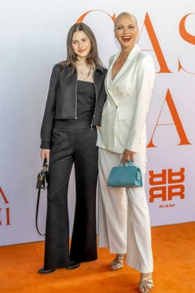 ABB RIANI - Mathilda Ruby Moestl Model, Tochter Franziska Knuppe Mutter zu Gast auf dem Orangenen Teppich bei der Casa Riani Where Fells Like Home Fashion Show praesentation der Sommerkollektion 2027 im Lido Hafen am 25.07.2026 in Duesseldorf NRW Deutschland *** ABB RIANI Mathilda Ruby Moestl, model; daughter of Franziska Knuppe; mother; guest on the orange carpet at the Casa Riani Where It Feels Like Home fashion show presenting the 2027 summer collection at the Lido Harbor on July 25, 2026, in Düsseldorf, North Rhine-Westphalia, Germany