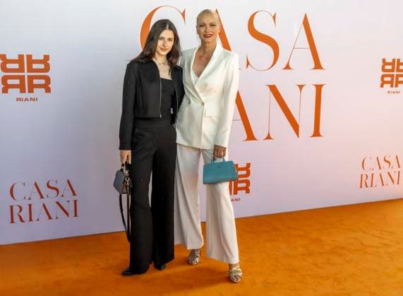 ABB RIANI - Mathilda Ruby Moestl Model, Tochter Franziska Knuppe Mutter zu Gast auf dem Orangenen Teppich bei der Casa Riani Where Fells Like Home Fashion Show praesentation der Sommerkollektion 2027 im Lido Hafen am 25.07.2026 in Duesseldorf NRW Deutschland *** ABB RIANI Mathilda Ruby Moestl, model; daughter of Franziska Knuppe; mother; guest on the orange carpet at the Casa Riani Where It Feels Like Home fashion show presenting the 2027 summer collection at the Lido Harbor on July 25, 2026, in Düsseldorf, North Rhine-Westphalia, Germany