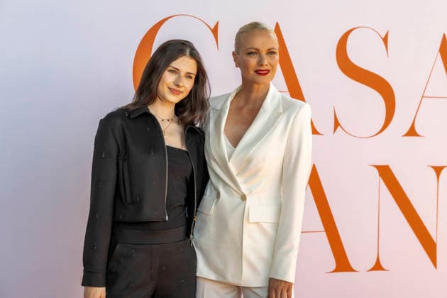 ABB RIANI - Mathilda Ruby Moestl Model, Tochter Franziska Knuppe Mutter zu Gast auf dem Orangenen Teppich bei der Casa Riani Where Fells Like Home Fashion Show praesentation der Sommerkollektion 2027 im Lido Hafen am 25.07.2026 in Duesseldorf NRW Deutschland *** ABB RIANI Mathilda Ruby Moestl, model; daughter of Franziska Knuppe; mother; guest on the orange carpet at the Casa Riani Where It Feels Like Home fashion show presenting the 2027 summer collection at the Lido Harbor on July 25, 2026, in Düsseldorf, North Rhine-Westphalia, Germany