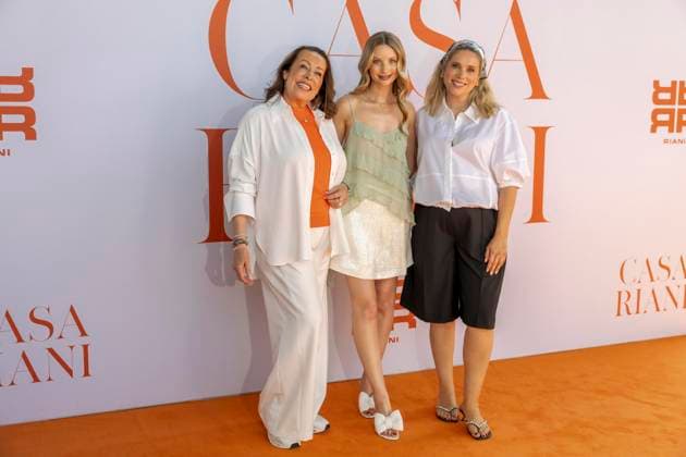 ABB RIANI - Martina Buckenmaier CEO Anna Hiltrop Model Mona Buckenmaier COO zu Gast auf dem Orangenen Teppich bei der Casa Riani Where Fells Like Home Fashion Show praesentation der Sommerkollektion 2027 im Lido Hafen am 25.07.2026 in Duesseldorf NRW Deutschland *** ABB RIANI Martina Buckenmaier, CEO Anna Hiltrop, and Model Mona Buckenmaier, COO, were guests on the orange carpet at the Casa Riani Where It Feels Like Home fashion show, presenting the 2027 summer collection at Lido Harbor on July 25, 2026, in Duesseldorf, North Rhine-Westphalia, Germany