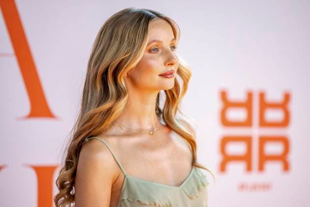 ABB RIANI - Anna Hiltrop Model zu Gast auf dem Orangenen Teppich bei der Casa Riani Where Fells Like Home Fashion Show praesentation der Sommerkollektion 2027 im Lido Hafen am 25.07.2026 in Duesseldorf NRW Deutschland *** ABB RIANI model Anna Hiltrop appeared on the orange carpet at the Casa Riani Where It Feels Like Home fashion show, showcasing the 2027 summer collection at the Lido Harbor on July 25, 2026, in Düsseldorf, North Rhine-Westphalia, Germany