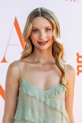 ABB RIANI - Anna Hiltrop Model zu Gast auf dem Orangenen Teppich bei der Casa Riani Where Fells Like Home Fashion Show praesentation der Sommerkollektion 2027 im Lido Hafen am 25.07.2026 in Duesseldorf NRW Deutschland *** ABB RIANI model Anna Hiltrop appeared on the orange carpet at the Casa Riani Where It Feels Like Home fashion show, showcasing the 2027 summer collection at the Lido Harbor on July 25, 2026, in Düsseldorf, North Rhine-Westphalia, Germany