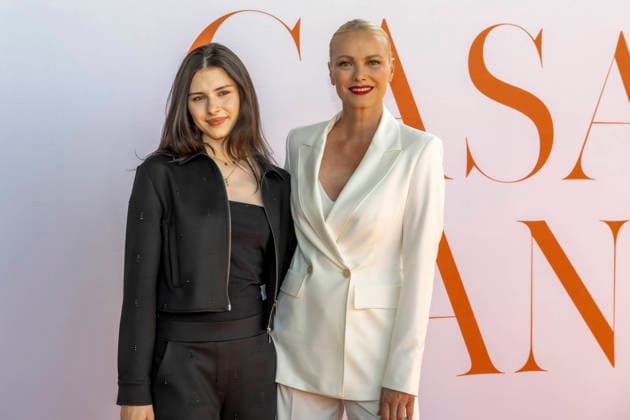 ABB RIANI - Mathilda Ruby Moestl Model, Tochter Franziska Knuppe Mutter zu Gast auf dem Orangenen Teppich bei der Casa Riani Where Fells Like Home Fashion Show praesentation der Sommerkollektion 2027 im Lido Hafen am 25.07.2026 in Duesseldorf NRW Deutschland *** ABB RIANI Mathilda Ruby Moestl, model; daughter of Franziska Knuppe; mother; guest on the orange carpet at the Casa Riani Where It Feels Like Home fashion show presenting the 2027 summer collection at the Lido Harbor on July 25, 2026, in Düsseldorf, North Rhine-Westphalia, Germany