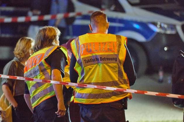 Berlin, Deutschland, 26.07.2026: Auto fährt bei CSD in Menschenmenge: Polizei und Rettungskräfte versorgen Verletzte, der Tatort ist weiträumig abgesperrt. *** Berlin, Germany, July 26, 2026: A car plows into a crowd during CSD; police and emergency responders are treating the injured, and the scene has been cordoned off over a wide area Copyright: xdtsxNachrichtenagenturx dts_128502