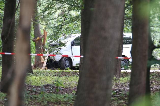 Berlin, Deutschland, 26.07.2026: Auto fährt bei CSD in Menschenmenge: Am nächsten Tag steht das Tatfahrzeug noch immer am Tatort, Polizei und Spurensicherung sind vor Ort. *** Berlin, Germany, July 26, 2026: Car Plows Into Crowd at CSD. The next day, the vehicle used in the crime is still at the scene; police and forensic investigators are on site. Copyright: xdtsxNachrichtenagenturx dts_128531