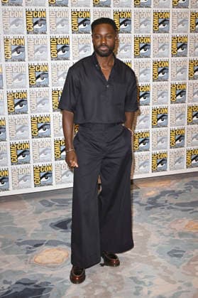 Dayo Okeniyi beim Photocall zu Apple TV Serie Dark Matter - Der Zeitenläufer auf der San Diego Comic-Con International 2026 im Hilton Bayfront Hotel. San Diego, 25.07.2026 *** Dayo Okeniyi at the photocall for the Apple TV series *Dark Matter: The Time Traveler* at San Diego Comic-Con International 2026 at the Hilton Bayfront Hotel in San Diego, July 25, 2026 Foto:xD.xStarbuckx xFuturexImagex dark_6706