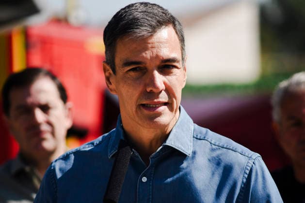 Sánchez Visits the Advanced Command Post (PMA) in Navaluenga, Ávila. Prime Minister Pedro Sánchez speaks to the media during a visit to the Advanced Command Post (PMA) set up to coordinate firefighting efforts for the Burgohondo wildfire on July 27, 2026, in Navaluenga, Ávila, Castile and León, Spain. Sánchez traveled this Sunday to the forward command post in the town of Navaluenga, Ávila, to see firsthand how the fires affecting this province are progressing. JULY 26, 2026 FOREST FIRE in Navaluenga, ÃÁvila, Castile and León, and in Navaluenga, Ávila, Castile and León, Spain  Copyright: xMateoxLanzuelax 7688407