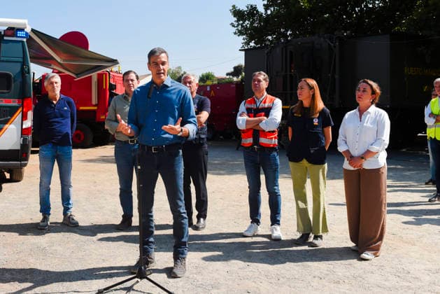 Sánchez Visits the Advanced Command Post (PMA) in Navaluenga, Ávila. Prime Minister Pedro Sánchez speaks to the media during a visit to the Advanced Command Post (PMA) set up to coordinate firefighting efforts for the Burgohondo wildfire on July 27, 2026, in Navaluenga, Ávila, Castile and León, Spain. Sánchez traveled this Sunday to the forward command post in the town of Navaluenga, Ávila, to see firsthand how the fires affecting this province are progressing. JULY 26, 2026 FOREST FIRE in Navaluenga, ÃÁvila, Castile and León, and in Navaluenga, Ávila, Castile and León, Spain  Copyright: xMateoxLanzuelax 7688408