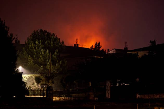 Evacuation underway as wildfires threaten towns in Spain LA ADRADA, AVILA, SPAIN – JULY 26: Flames and smoke rise behind residential homes as a wildfire burns near the town of La Adrada in the province of Avila, Spain, on July 26, 2026. Firefighting operations continued overnight as crews worked to contain the blaze threatening nearby communities. Diego Radames Anadolu Avila Spain. Editorial use only. Please get in touch for any other usage.  Copyright: x2026xAnadoluxDiegoxRadamesx