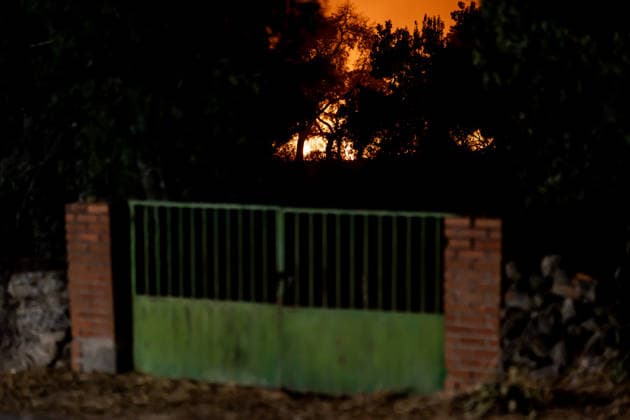 Evacuation underway as wildfires threaten towns in Spain LA ADRADA, AVILA, SPAIN – JULY 26: Flames from a wildfire burn behind trees near a residential property in the town of La Adrada in the province of Avila, Spain, on July 26, 2026. Firefighting operations continued overnight as crews worked to contain the blaze threatening nearby communities. Diego Radames Anadolu Avila Spain. Editorial use only. Please get in touch for any other usage.  Copyright: x2026xAnadoluxDiegoxRadamesx