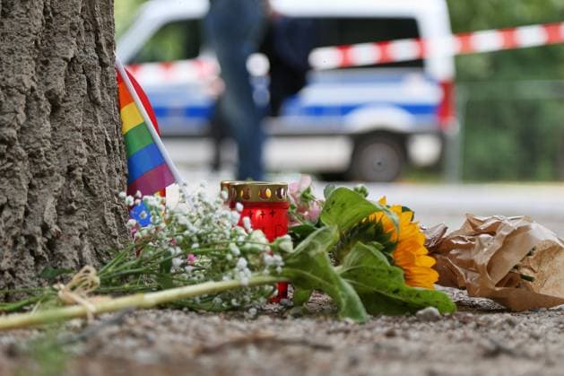 Berlin, Deutschland, 26.07.2026: Auto fährt bei CSD in Menschenmenge: Am nächsten Tag wurden am Tatort Blumen niedergelegt *** Berlin, Germany, July 26, 2026: Car Plows Into Crowd at CSD; Flowers Were Laid at the Scene the Next Day Copyright: xdtsxNachrichtenagenturx dts_128540