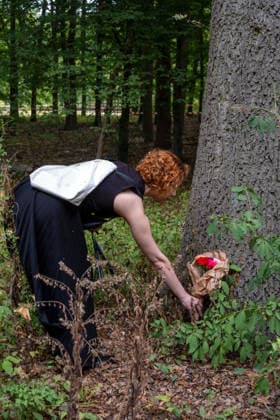 Ein Frau legt Blumen an einen Baum in der Naehe des Anschlagsortes auf den CSD im Berliner Tiergarten (Foto vom 26.07.2026). Nach der Todesfahrt beim Berliner Christopher Street Day (CSD) am Samstagabend geht die Polizei von einem islamistisch motivierten Anschlag aus und fahndet nach einem polizeibekannten Tatverdaechtigen. Politik und Gesellschaft sind entsetzt ueber die Gewalttat. Bei dem Anschlag wurden nach Polizeiangaben am Samstagabend gegen 22 Uhr im Berliner Tiergarten mehrere Menschen durch ein fahrendes Fahrzeug und mehrere Personen durch Stichwerkzeuge verletzt. Ein Mensch sei dabei uns Leben gekommen, 16 weitere seien verletzt worden. (Siehe epd-Meldung vom 26.07.2026) EDITORIAL USE ONLY *** A woman lays flowers at a tree near Copyright: epd-bild RolfxZoellner epd-CSD_Anschlag8-kopieren-kopieren