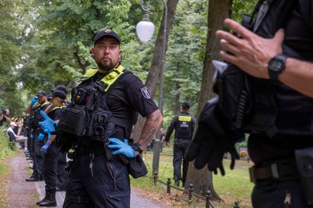 Polizeibeamte am Ort eines Anschlags auf den CSD im Berliner Tiergarten (Foto vom 26.07.2026). Nach der Todesfahrt beim Berliner Christopher Street Day (CSD) geht die Polizei von einem islamistisch motivierten Anschlag aus und fahndet nach einem polizeibekannten Tatverdaechtigen. Politik und Gesellschaft sind entsetzt ueber die Gewalttat. Bei dem Anschlag wurden nach Polizeiangaben am Samstagabend gegen 22 Uhr im Berliner Tiergarten mehrere Menschen durch ein fahrendes Fahrzeug und mehrere Personen durch Stichwerkzeuge verletzt. Ein Mensch sei dabei uns Leben gekommen, 16 weitere seien verletzt worden. (Siehe epd-Meldung vom 26.07.2026) EDITORIAL USE ONLY *** Police officers at the scene of an attack on the CSD in Berlin’s Tiergarten. Photo Copyright: epd-bild RolfxZoellner epd-CSD_Anschlag20-kopieren