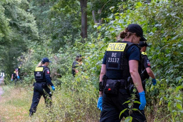 Polizeibeamte am Ort eines Anschlags auf den CSD im Berliner Tiergarten (Foto vom 26.07.2026). Nach der Todesfahrt beim Berliner Christopher Street Day (CSD) geht die Polizei von einem islamistisch motivierten Anschlag aus und fahndet nach einem polizeibekannten Tatverdaechtigen. Politik und Gesellschaft sind entsetzt ueber die Gewalttat. Bei dem Anschlag wurden nach Polizeiangaben am Samstagabend gegen 22 Uhr im Berliner Tiergarten mehrere Menschen durch ein fahrendes Fahrzeug und mehrere Personen durch Stichwerkzeuge verletzt. Ein Mensch sei dabei uns Leben gekommen, 16 weitere seien verletzt worden. (Siehe epd-Meldung vom 26.07.2026) EDITORIAL USE ONLY *** Police officers at the scene of an attack on the CSD in Berlin’s Tiergarten. Photo Copyright: epd-bild RolfxZoellner epd-CSD_Anschlag21-kopieren