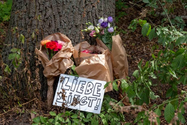 Blumen stehen an einem Baum in der Naehe des Anschlagsortes auf den CSD im Berliner Tiergarten (Foto vom 26.07.2026). Nach der Todesfahrt beim Berliner Christopher Street Day (CSD) am Samstagabend geht die Polizei von einem islamistisch motivierten Anschlag aus und fahndet nach einem polizeibekannten Tatverdaechtigen. Politik und Gesellschaft sind entsetzt ueber die Gewalttat. Bei dem Anschlag wurden nach Polizeiangaben am Samstagabend gegen 22 Uhr im Berliner Tiergarten mehrere Menschen durch ein fahrendes Fahrzeug und mehrere Personen durch Stichwerkzeuge verletzt. Ein Mensch sei dabei uns Leben gekommen, 16 weitere seien verletzt worden. (Siehe epd-Meldung vom 26.07.2026) EDITORIAL USE ONLY *** Flowers are placed at the base of a tree ne Copyright: epd-bild RolfxZoellner epd-CSD_Anschlag24-kopieren