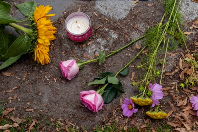 Gedenken und Trauerbekundungen mit Blumen in der Naehe des Anschlagsortes auf den CSD im Berliner Tiergarten (Foto vom 26.07.2026). Nach der Todesfahrt beim Berliner Christopher Street Day (CSD) am Samstagabend geht die Polizei von einem islamistisch motivierten Anschlag aus und fahndet nach einem polizeibekannten Tatverdaechtigen. Politik und Gesellschaft sind entsetzt ueber die Gewalttat. Bei dem Anschlag wurden nach Polizeiangaben am Samstagabend gegen 22 Uhr im Berliner Tiergarten mehrere Menschen durch ein fahrendes Fahrzeug und mehrere Personen durch Stichwerkzeuge verletzt. Ein Mensch sei dabei uns Leben gekommen, 16 weitere seien verletzt worden. (Siehe epd-Meldung vom 26.07.2026) EDITORIAL USE ONLY *** Memorials and expressions of Copyright: epd-bild RolfxZoellner epd-CSD_Anschlag27-kopieren