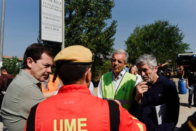 Sánchez Visits the PMA in Navaluenga, Ávila The president of the Regional Government of Castile and León, Alfonso Fernández Manueco, and the Minister of the Interior, Fernando Grande Marlaska, during their visit to the Forward Command Post (PMA) set up to manage the firefighting efforts for the Burgohondo wildfire, on July 27, 2026, in Navaluenga, Ávila, Castile and León, Spain. Sánchez traveled this Sunday to the forward command post in the town of Navaluenga, Ávila, to see firsthand the progress of the fires affecting this province. JULY 26, 2026 FOREST FIRE in Navaluenga, ÃÁvila, Castile and León, and in Navaluenga, Ávila, Castile and León, Spain  Copyright: xMateoxLanzuelax 7688484