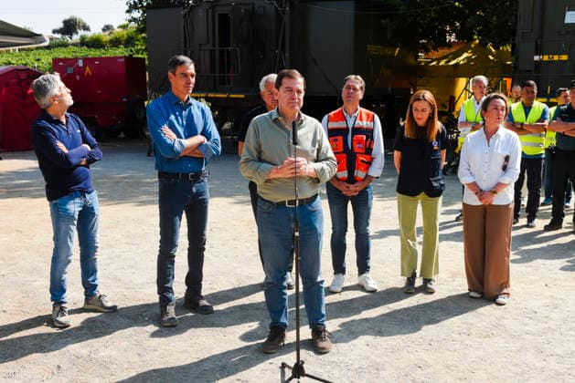 Sánchez Visits the PMA in Navaluenga, Ávila: Prime Minister Pedro Sánchez (2i), President of the Regional Government of Castile and León Alfonso Fernández Manueco (c), Secretary General of Civil Protection and Emergencies Virginia Barcones (2d), and Castile and León Regional Minister of the Environment, María González Corral d, and the Minister of the Interior, Fernando Grande Marlaska i, during a visit to the Forward Command Post (PMA) set up to manage firefighting efforts for the Burgohondo wildfire, on July 27, 2026, in Navaluenga, Ávila, Castile and León, Spain. Sánchez traveled this Sunday to the forward command post in the town of Navaluenga, Ávila, to see firsthand how the fires affecting this province are progressing. JULY 26, 2026  Copyright: xMateoxLanzuelax 7688493