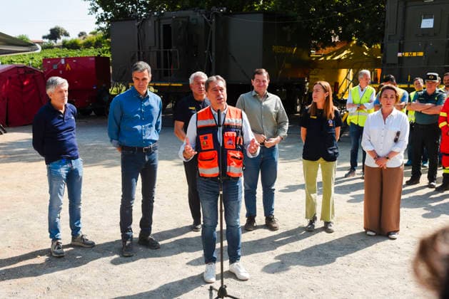 Sánchez Visits the PMA in Navaluenga, Ávila. Prime Minister Pedro Sánchez 2i, the president of the Regional Government of Castile and León, Alfonso Fernández Manueco 3d, the Secretary General for Civil Protection and Emergencies, Virginia Barcones 2d, the Regional Minister of the Environment of Castile and León, María González Corral d, the Minister of the Interior, Fernando Grande Marlaska i, the Government Delegate in Castile and León, Nicanor Sen 3i, and the mayor of Navaluenga, Armando García Cuenca c, during a visit to the Forward Command Post (PMA) set up to manage firefighting efforts for the Burgohondo wildfire, on July 27, 2026, in Navaluenga, Ávila, Castile and León, Spain. Sánchez traveled this Sunday to the forward command post  Copyright: xMateoxLanzuelax 7688504