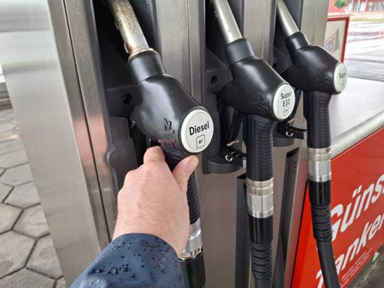 Stockbilder 07 2026 Freie Tankstelle Hamburg Hamburg Deutschland *** Stock Photos 07 2026 Unmanned Gas Station Hamburg, Hamburg, Germany Copyright: xLobeca RalfxHomburgx